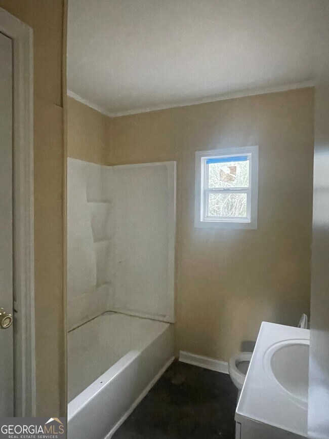 Building Photo - 211 Poplar St