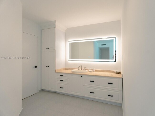 Building Photo - 9225 Collins Ave