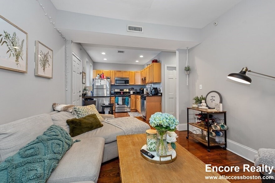 Building Photo - 16 Sewall St