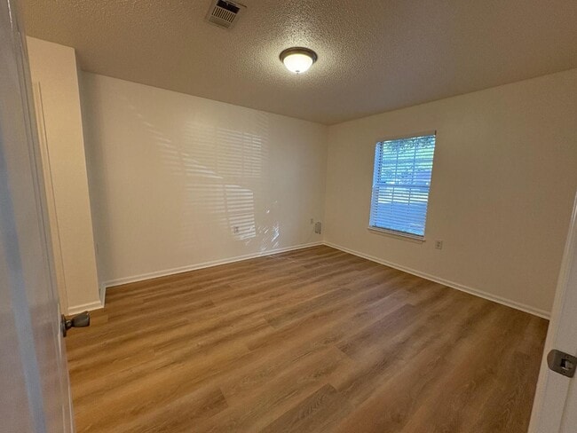 Building Photo - 100 Kazmira Ct