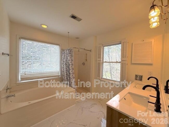 Building Photo - 9423 Fairmead Dr