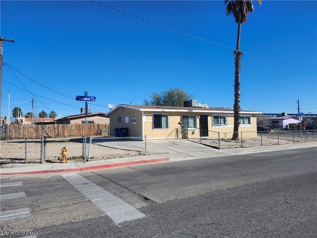 Building Photo - 2700 E Basswood Ave