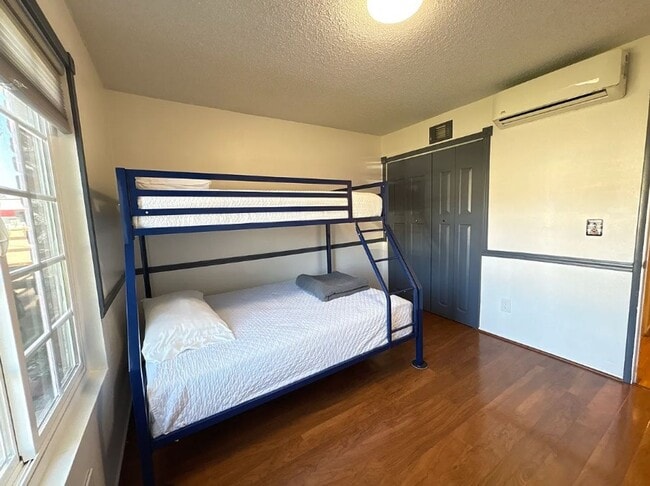 Building Photo - Beautiful 3 Bedroom 2 Bathroom House in Granda Hills