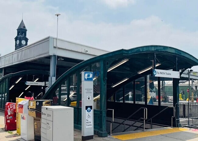 Building Photo - 102 Hudson St