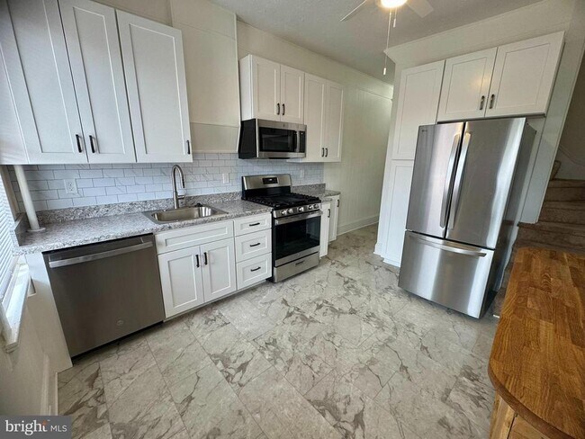 Building Photo - 112 E 3rd St