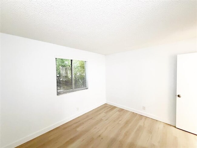 Building Photo - 709 Gardens Dr