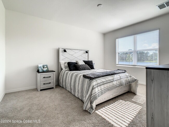 Building Photo - 2243 Capital Dr