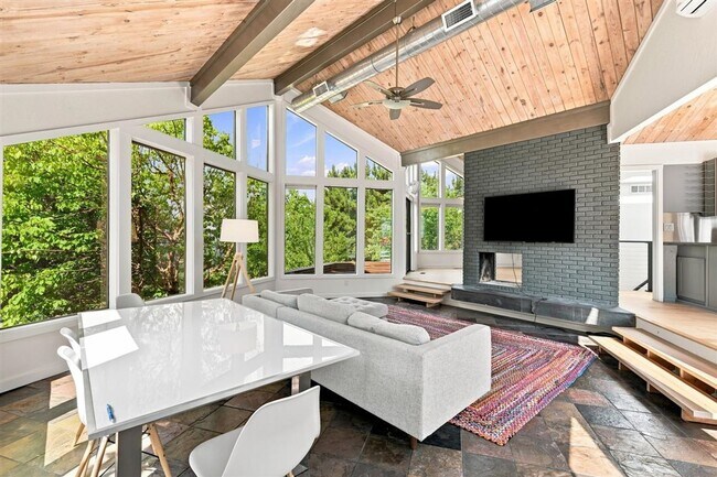 Building Photo - Remodeled Mid-Century 3-Bedroom, 2.5-Bath Home in a Highly Desirable Boise Neighborhood