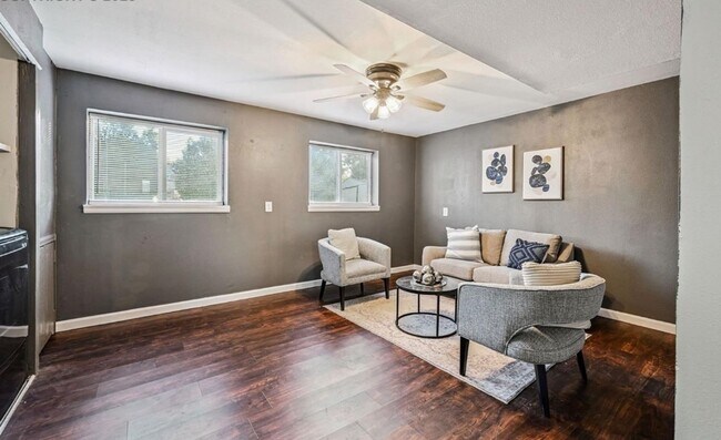 Building Photo - Beautiful 3 Bed, 2 Bath Split-Level Home w...
