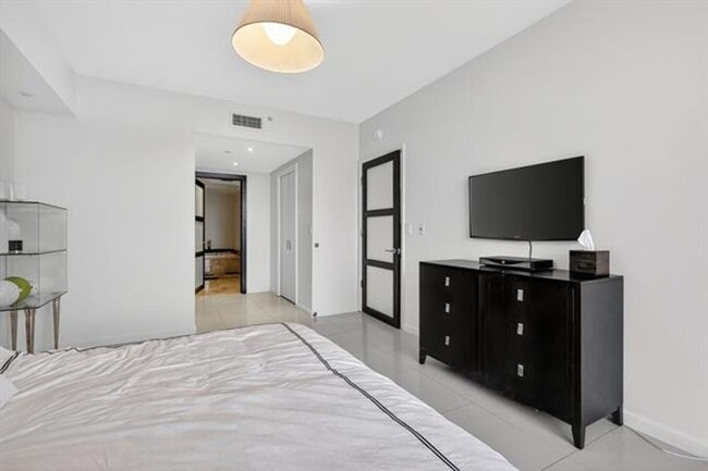 Building Photo - 9595 Collins Ave Ave