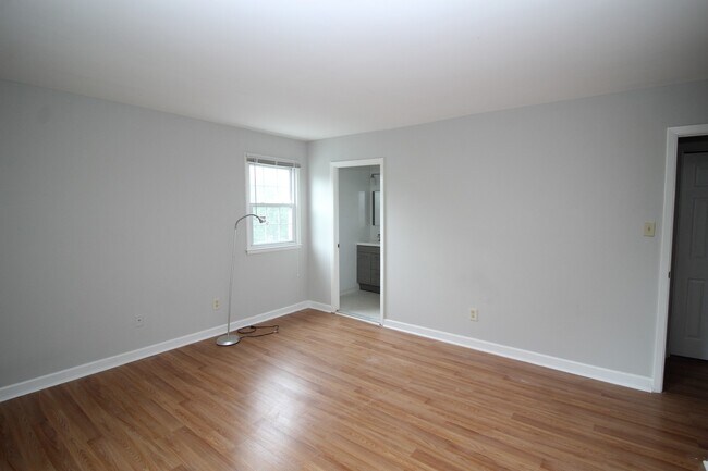 Building Photo - 2026/2027 Loyola off-campus 2bd/1.5ba Condo Near Loyola & NDM! Available 6/9/2026