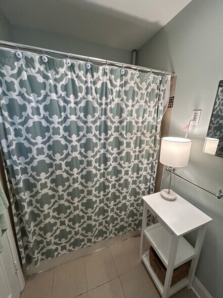 tub shower - 617 Delles Rd