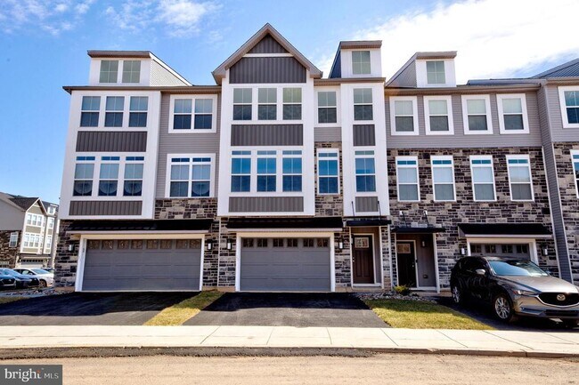 Building Photo - 29 Independence Ct