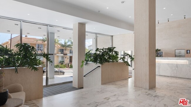 Building Photo - 999 N Doheny Dr