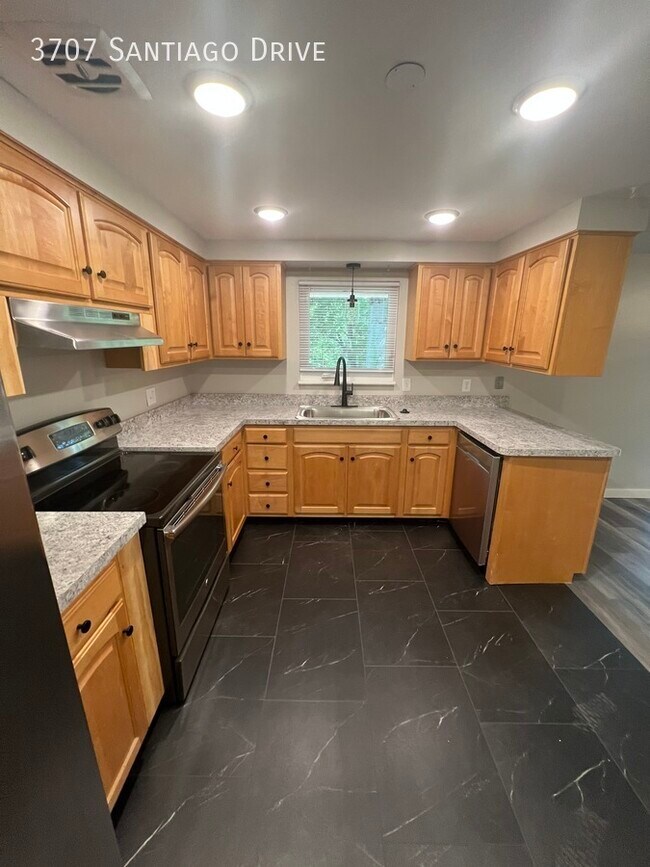 Building Photo - 3707 Santiago Dr