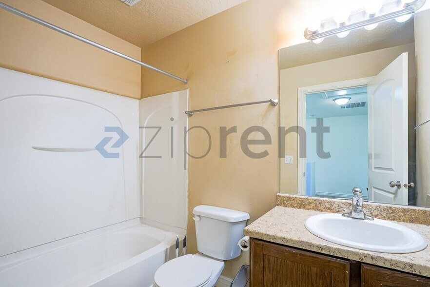 Building Photo - Unit