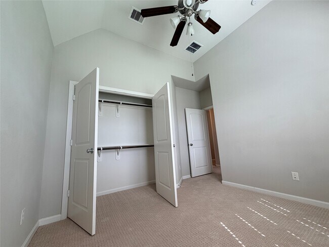 Building Photo - 2018 Royal Landing Dr