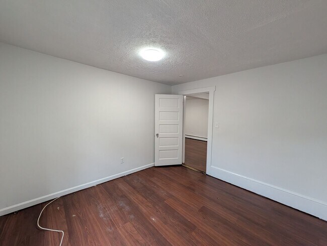 Building Photo - Stunning 3 bedroom 2 bathroom single famil...