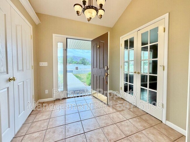 Building Photo - 961 Golden Pheasant Dr