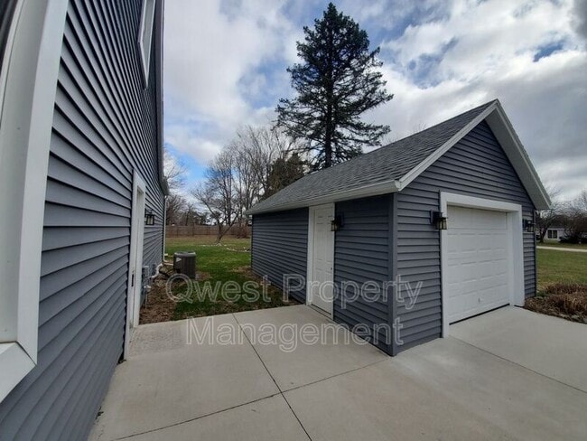 Building Photo - 6315 Knapp St NE