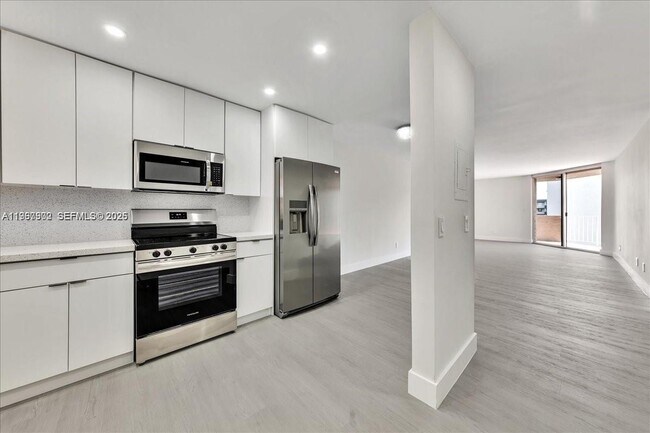 Building Photo - 1750 W 46th St