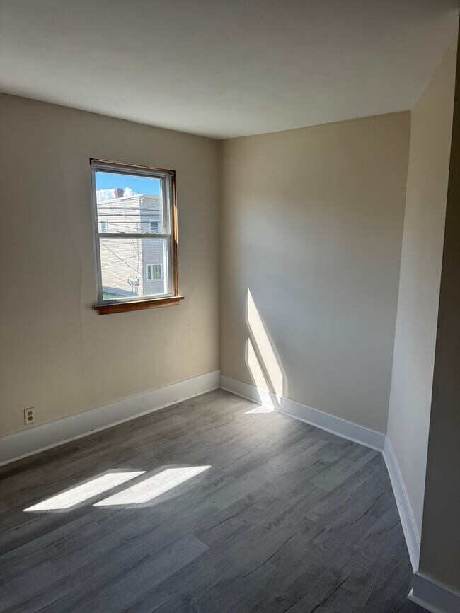 Building Photo - 3 Bedroom 1 Bath 2nd Floor Unit