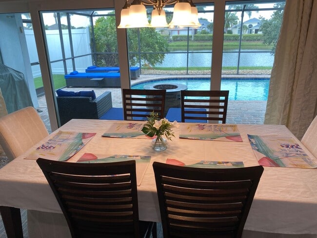 Building Photo - Sunset Lakes