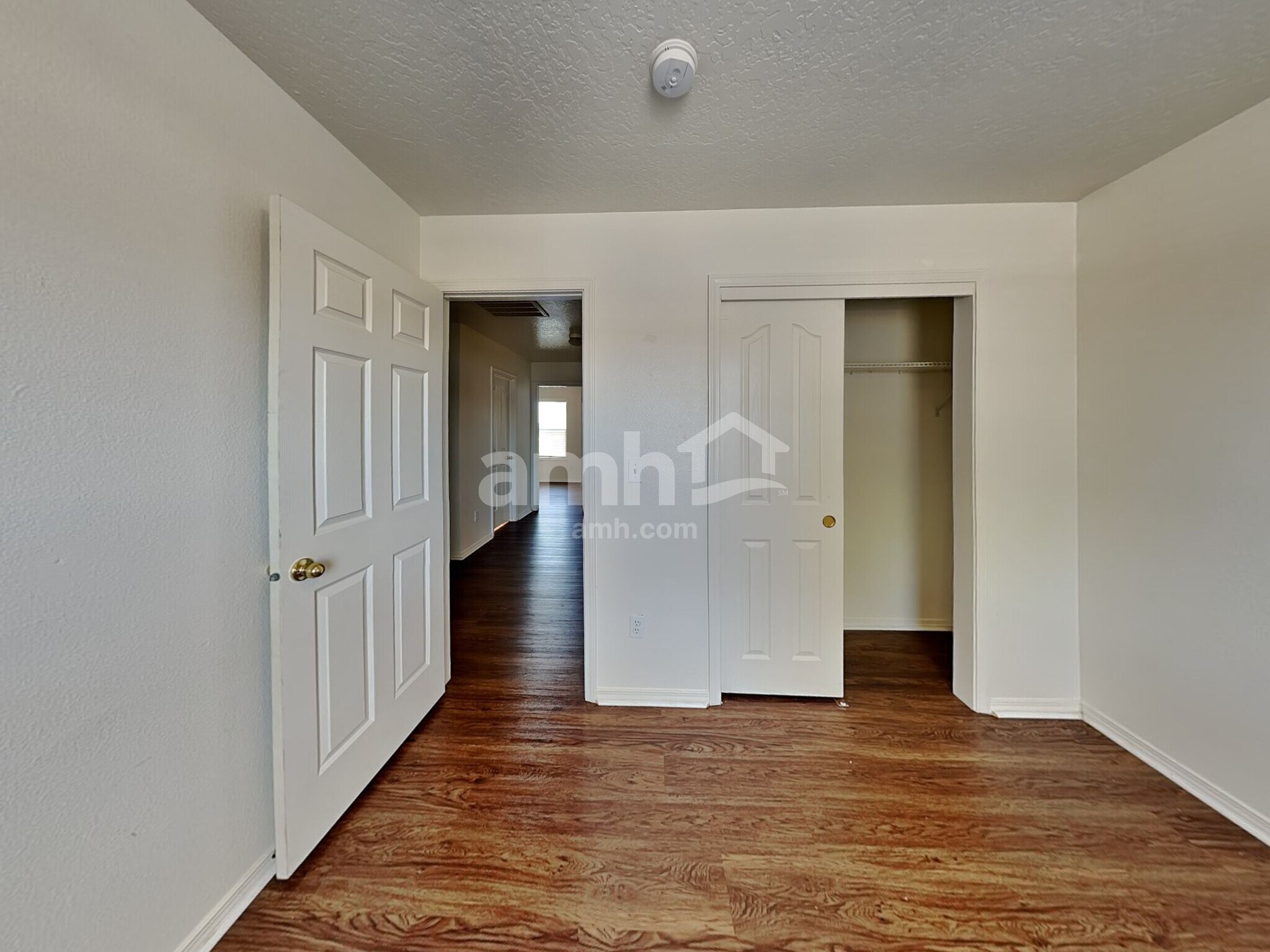 Building Photo - 1285 N Meadowhills Ave