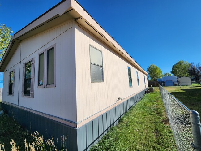 Building Photo - 611 Dallas Rd