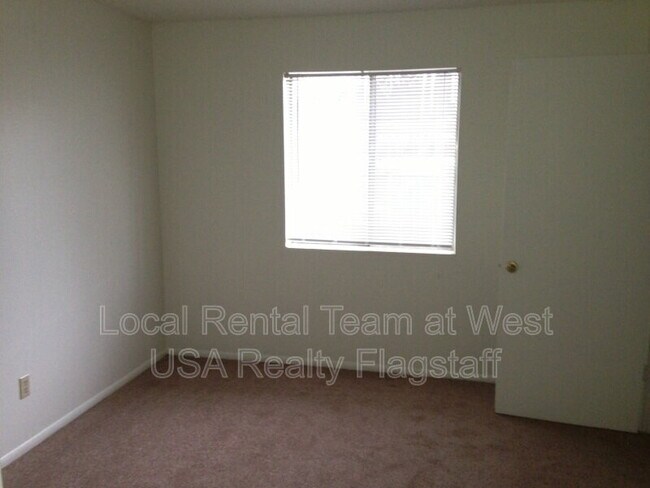 Building Photo - 2219 E Dortha Ave