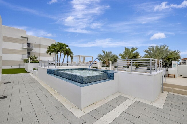 Building Photo - 155 E Boca Raton Rd