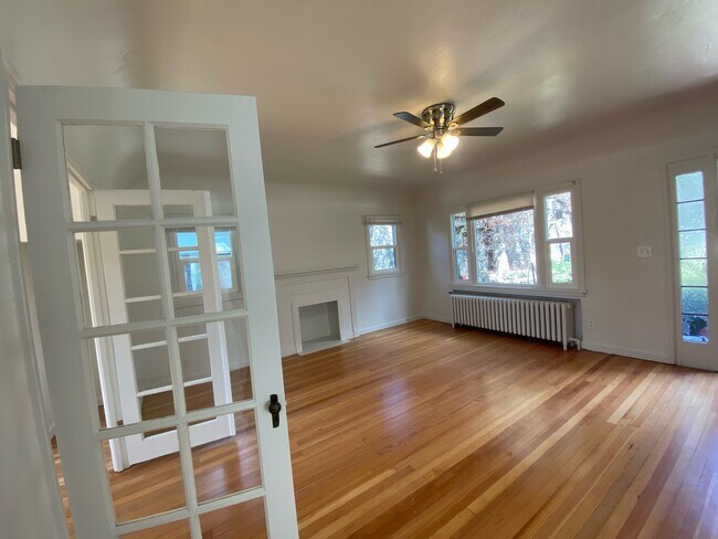 Building Photo - 2445 Custer Ave