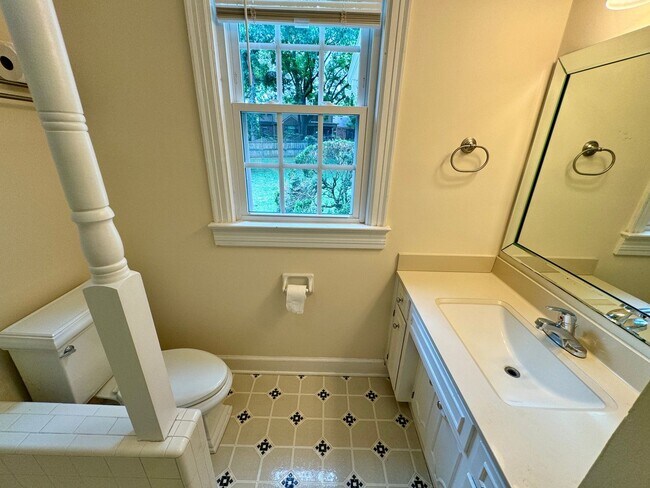 Building Photo - Charming Green Hills Single Family Home