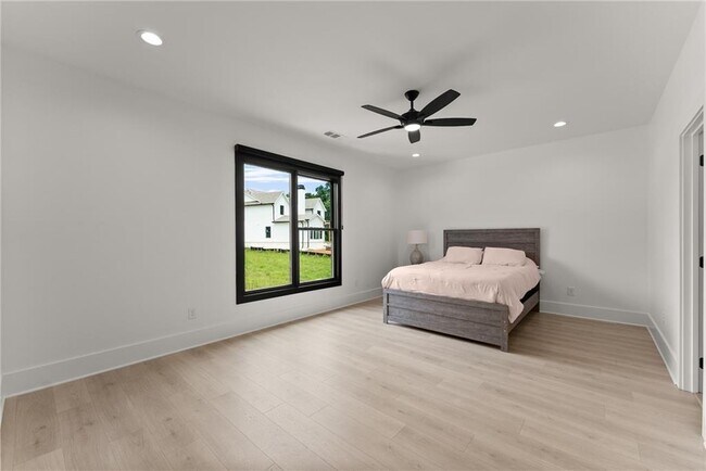 Building Photo - 151 S Pointe Dr