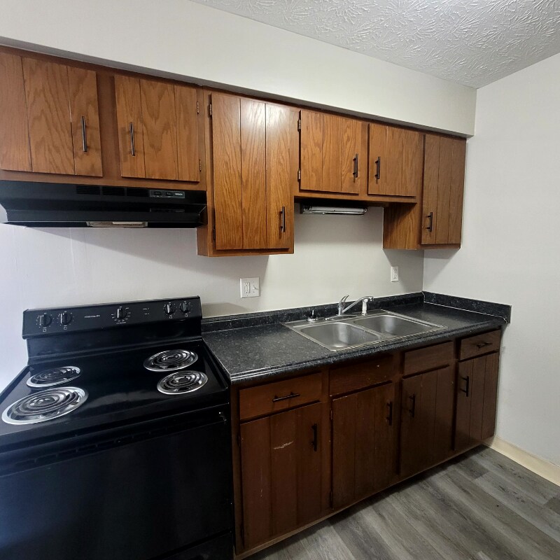 Building Photo - 1103 W Maple St