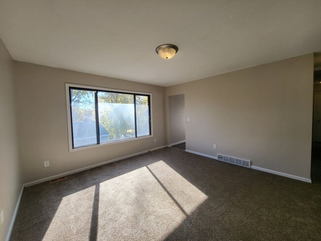 Building Photo - 4 Bedroom split-level home with garage!