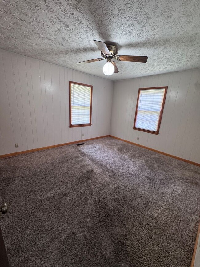Building Photo - 880 Locke Dr