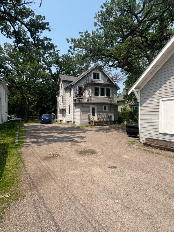 Building Photo - 812 6th Ave S