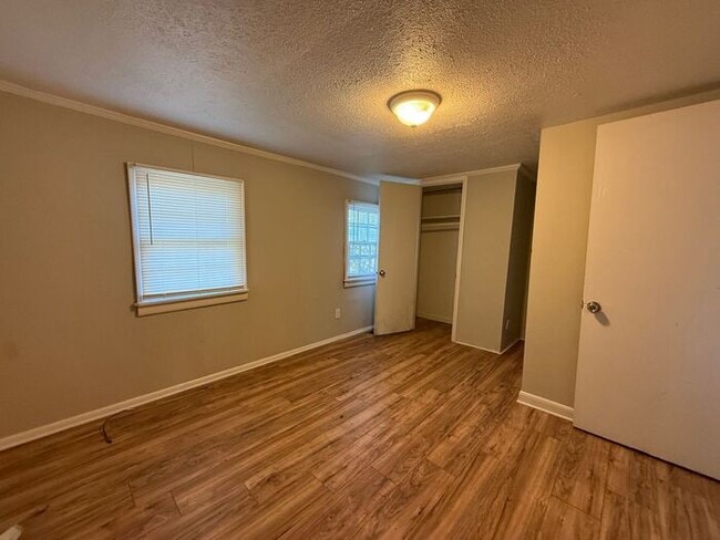 Building Photo - Cottage Style Home Super Close to Downtown!