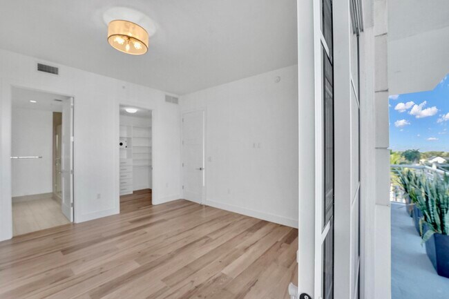 Building Photo - 155 E Boca Raton Rd