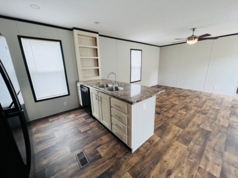 Building Photo - 9477 Lansdowne Rd