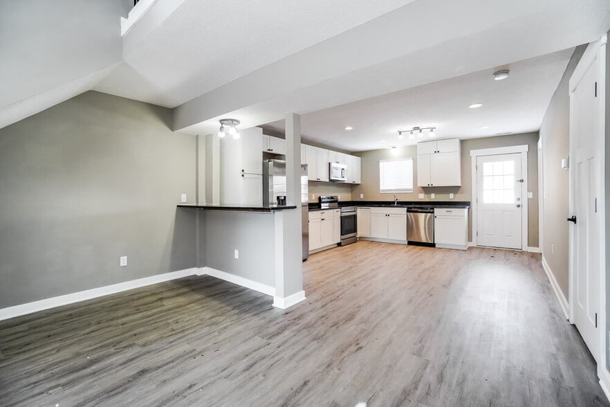 Building Photo - 4902 Dickens Dr