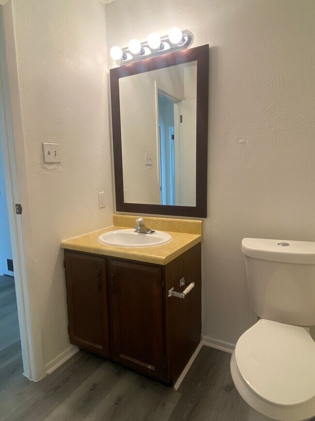 Building Photo - 2 BEDROOM DUPLEX, LAWN CARE AND WATER INCL...