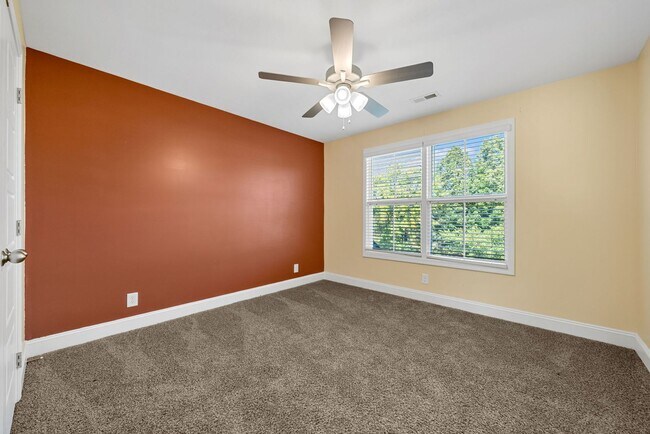 Building Photo - Luxury Meets Comfort: 5-Bed Beauty with Ch...