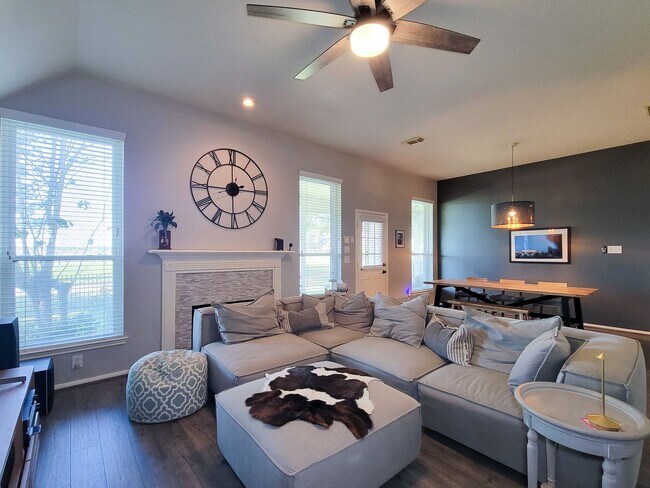 Building Photo - Welcome home to this charming 4-bedroom, 3-bathroom brick house in the desirable Stone Gate commu...