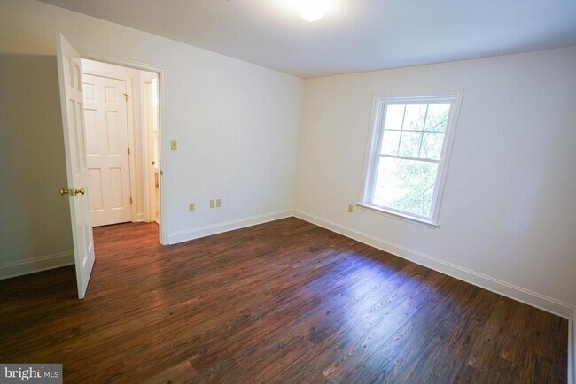 Building Photo - 800 Travers St