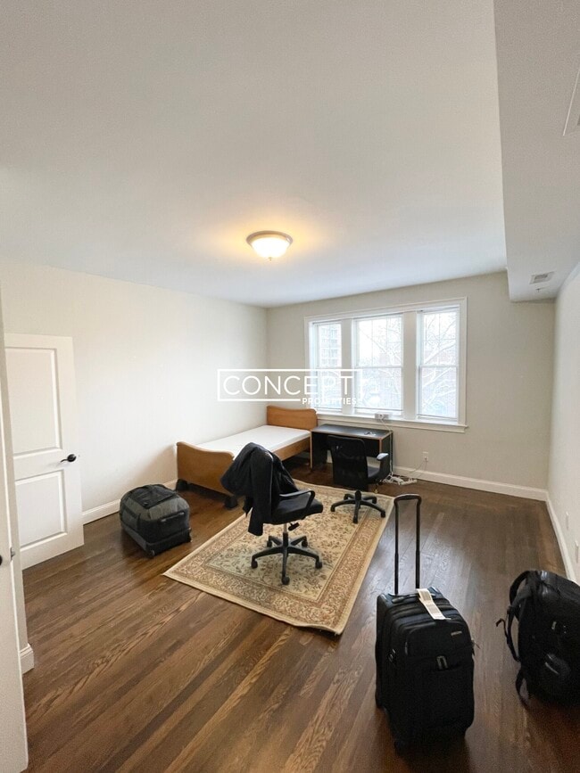 Building Photo - 2017 Commonwealth Ave