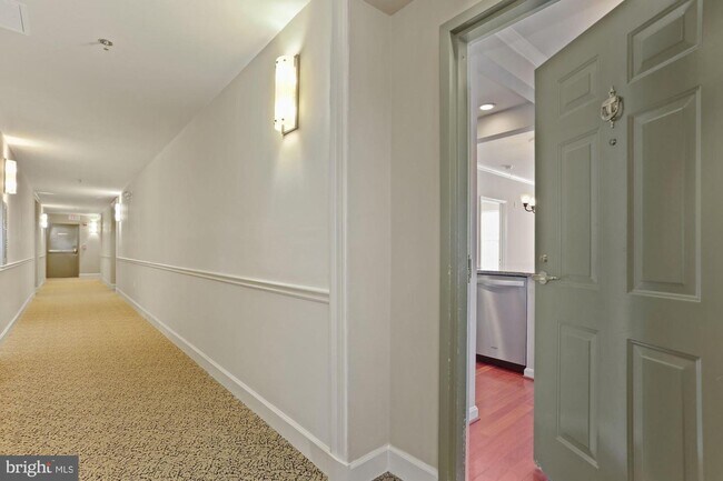 Building Photo - 1860 Stratford Park Pl