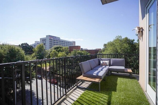 Building Photo - 384 Ralph McGill Blvd NE