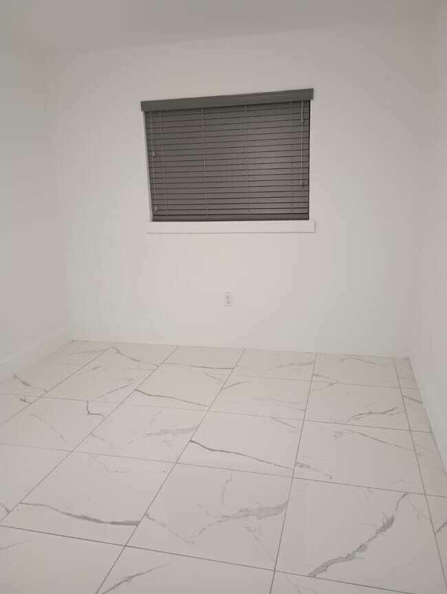 Building Photo - 3820 E 9th Ln